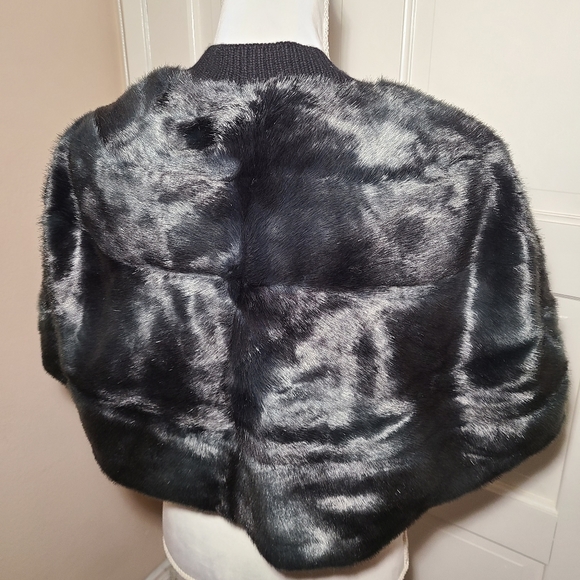Henri Bendel Faux Fur Shrug Cape NWT - Picture 4 of 6